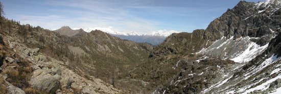 Panorama verso i gruppi
del Cervino e del Monte Rosa
dalla parte alta del Vallone
del lago Vercoche
(33148 bytes)